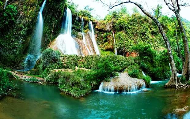 Cascade reliant le Ciel et la Terre à Moc Chau